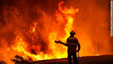 A onda de calor em Portugal intensificou uma seca pré-existente e provocou incêndios florestais no centro do país, incluindo a vila de Memória, no concelho de Leiria. 