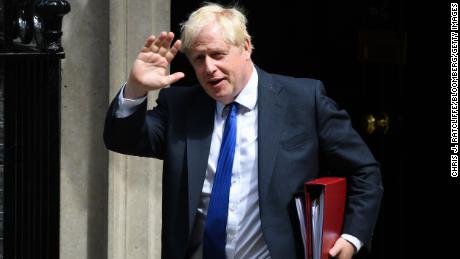 Boris Johnson se apega ao cargo de primeiro-ministro depois que dezenas de legisladores britânicos se demitiram e pediram que ele desistisse