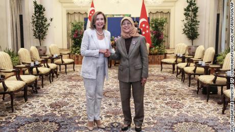 A presidente da Câmara dos Deputados dos EUA, Nancy Pelosi, à esquerda, e o presidente de Cingapura, Halimah Yacoub, apertam as mãos no Palácio Presidencial de Istana, em Cingapura, segunda-feira, 1º de agosto.