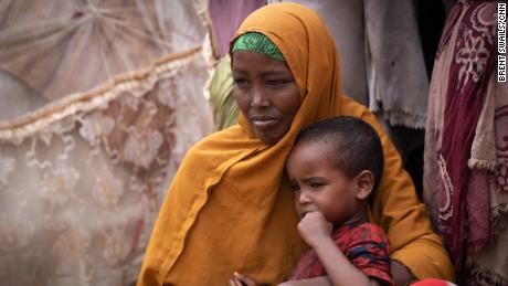 Mães forçadas a enterrar seus filhos com medo de fome na Somália