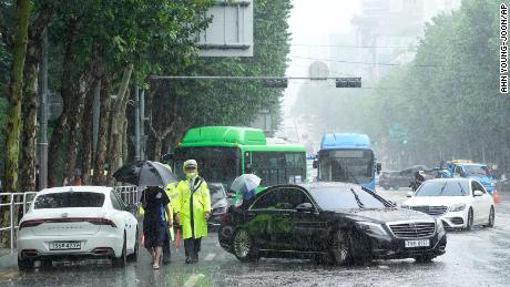 Carros sob forte chuva bloqueiam uma estrada em Seul, Coreia do Sul, em 9 de agosto.
