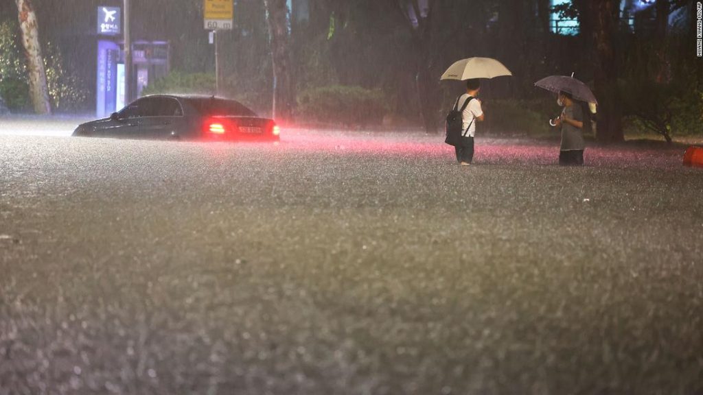 Inundações em Seul: chuvas recordes mataram pelo menos 8 pessoas na capital da Coreia do Sul quando prédios inundaram e carros inundaram