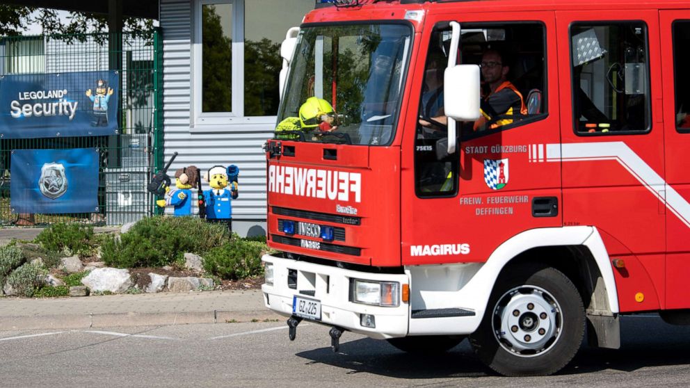 Foto: Um caminhão de bombeiros passa pela entrada da Legoland, 11 de agosto de 2022 na Baviera, Alemanha. 