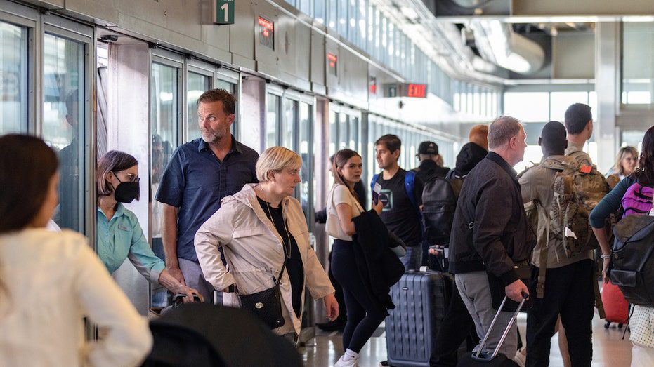 Passageiros que lidam com cancelamentos de voos no Aeroporto de Newark