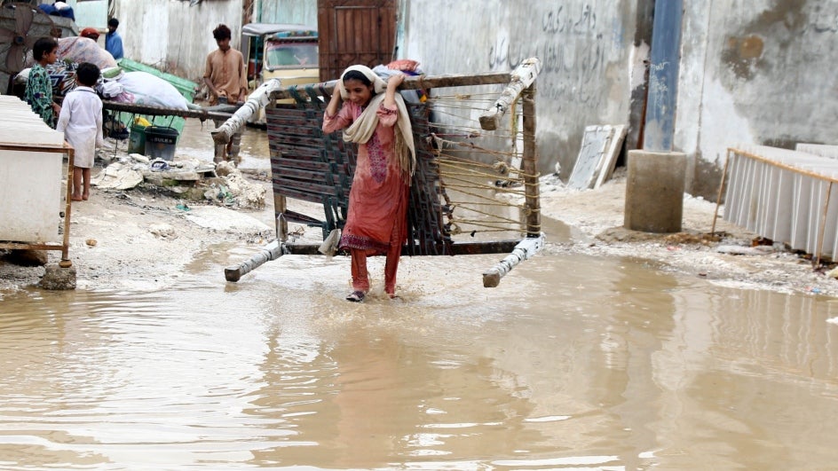 Inundações no Paquistão: Índia oferece condolências, muitos países oferecem ajuda quando o número de mortos pelas monções passa de 1.100