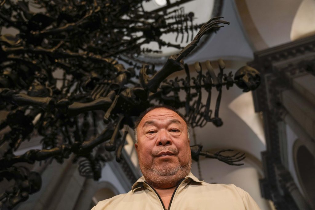 Atriz Ai Weiwei alerta contra arrogância em tempos 'complicados'