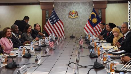 A presidente da Câmara dos Deputados dos EUA, Nancy Pelosi, em Kuala Lumpur, Malásia, se reúne com políticos da Malásia em 3 de agosto.