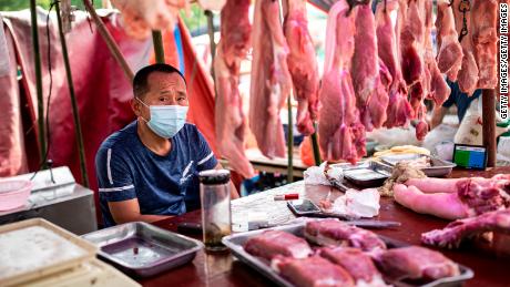 Novos estudos concordam que os animais vendidos no mercado de Wuhan são provavelmente a causa do surgimento da pandemia de Covid-19