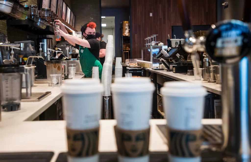 Conselho Trabalhista diz que Starbucks reteve ilegalmente aumentos de trabalhadores sindicalizados