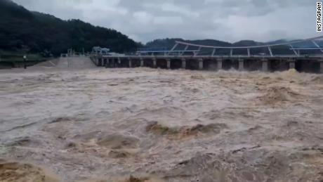 Águas de inundação em Seul, Coreia do Sul, em meio a fortes chuvas em 8 de agosto de 2022.