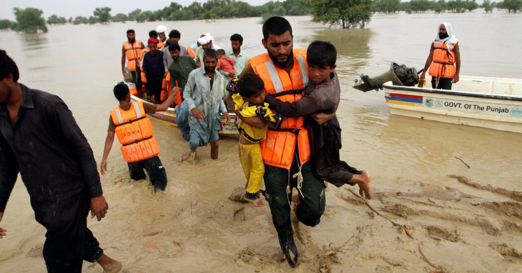 Inundações mortais estão destruindo um Paquistão já frágil