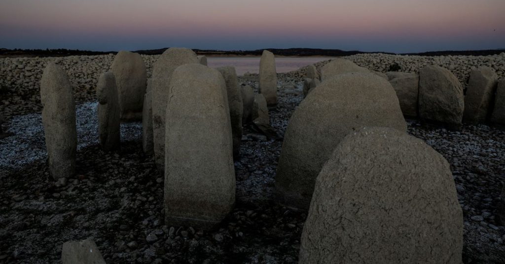 'Stonehenge espanhol' emerge de barragem atingida pela seca