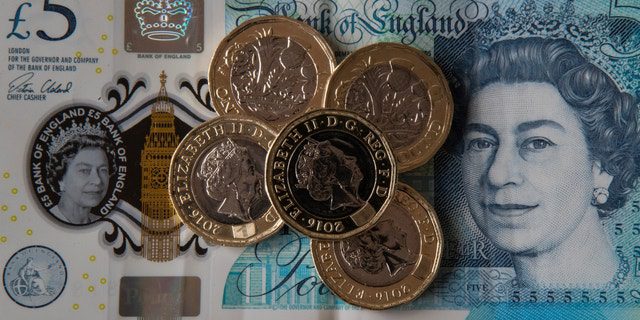 A semelhança da rainha Elizabeth em notas e moedas do Banco da Inglaterra.