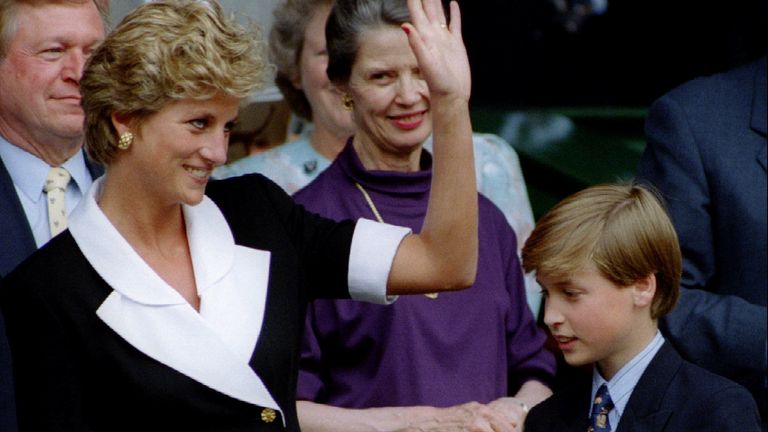 A princesa de Gales, acompanhada por seu filho, o príncipe William, chega ao Tribunal Central de Wimbledon antes do início da final de simples feminino em 2 de julho.