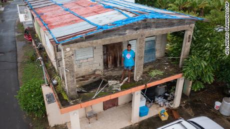 Getsabel Osorio está em sua casa que foi destruída pelo furacão Maria cinco anos antes de Fiona chegar em Luisa, Porto Rico.