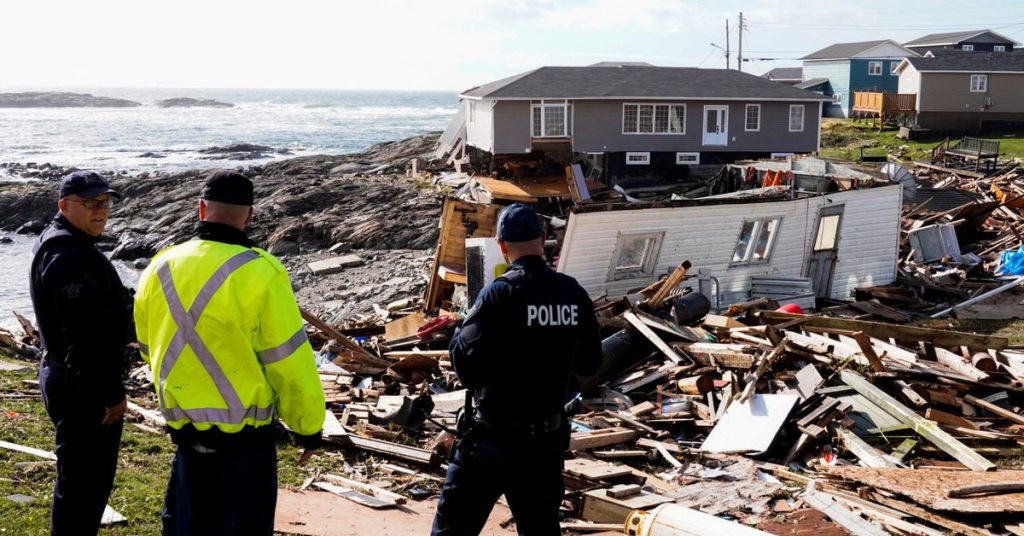 Canadá inicia uma longa limpeza depois que Fiona inspeciona casas no mar