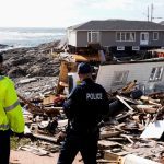 Canadá inicia uma longa limpeza depois que Fiona inspeciona casas no mar