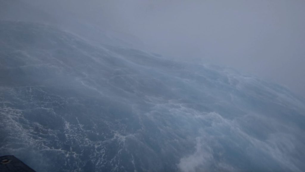 Imagens raras mostram como eram as ondas no furacão Fiona, do topo de uma onda de 50 pés