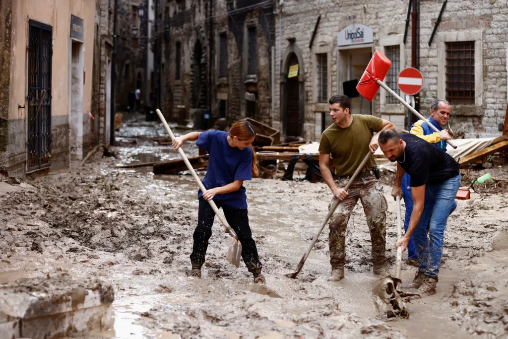 Nove mortos após inundações atingirem a região italiana de Marche