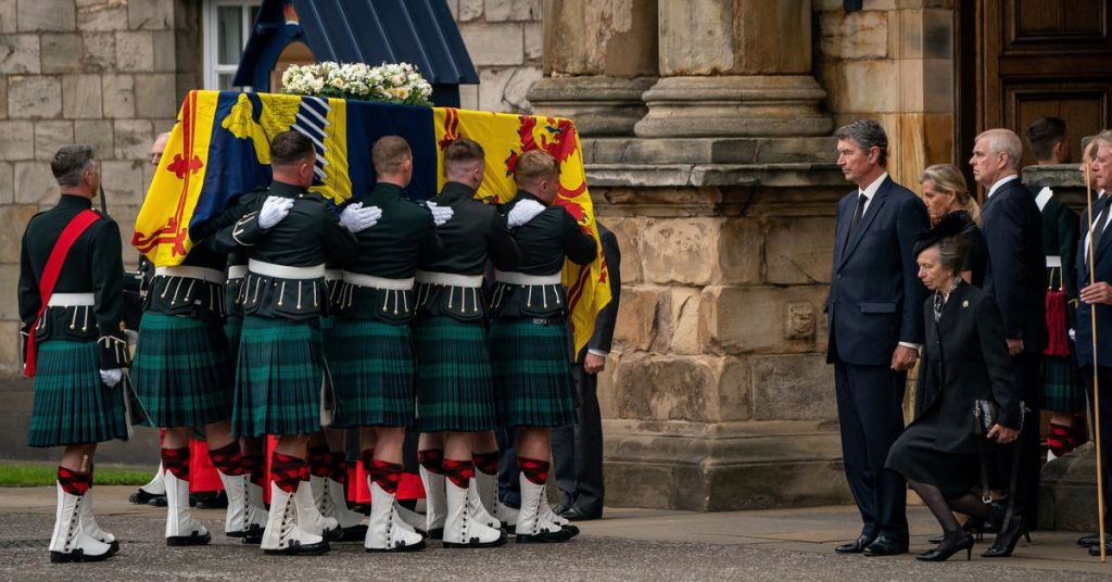 O caixão da rainha Elizabeth chega a Edimburgo enquanto enlutados enchem as ruas