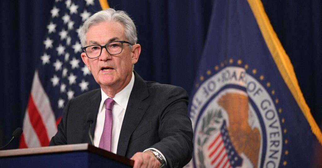 O presidente do Fed, Powell, sinalizou que as taxas de juros permanecem altas para combater a inflação