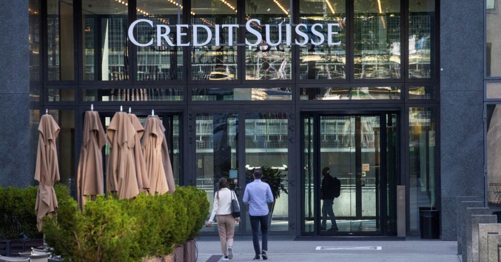 Ações do Credit Suisse caem apesar dos movimentos para acalmar os temores dos investidores