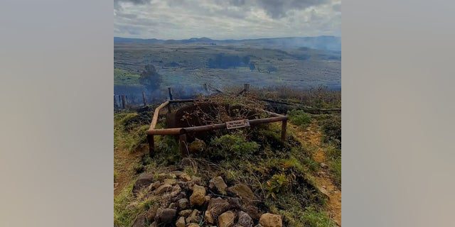 Fumaça sobe de um incêndio na área do vulcão Rano Raraco, na Ilha de Páscoa, Chile, em 6 de outubro de 2022, nesta imagem obtida nas mídias sociais. 