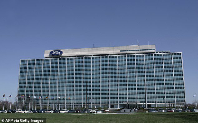 A Ford, com sede em Dearlove, Michigan, tem cerca de 30.000 funcionários assalariados nos Estados Unidos.