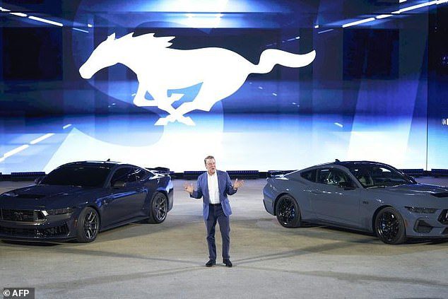 Bill Ford, CEO da Ford Motor Company, fala durante a estreia da próxima geração do Ford Mustang 2024 no North American International Auto Show em Detroit