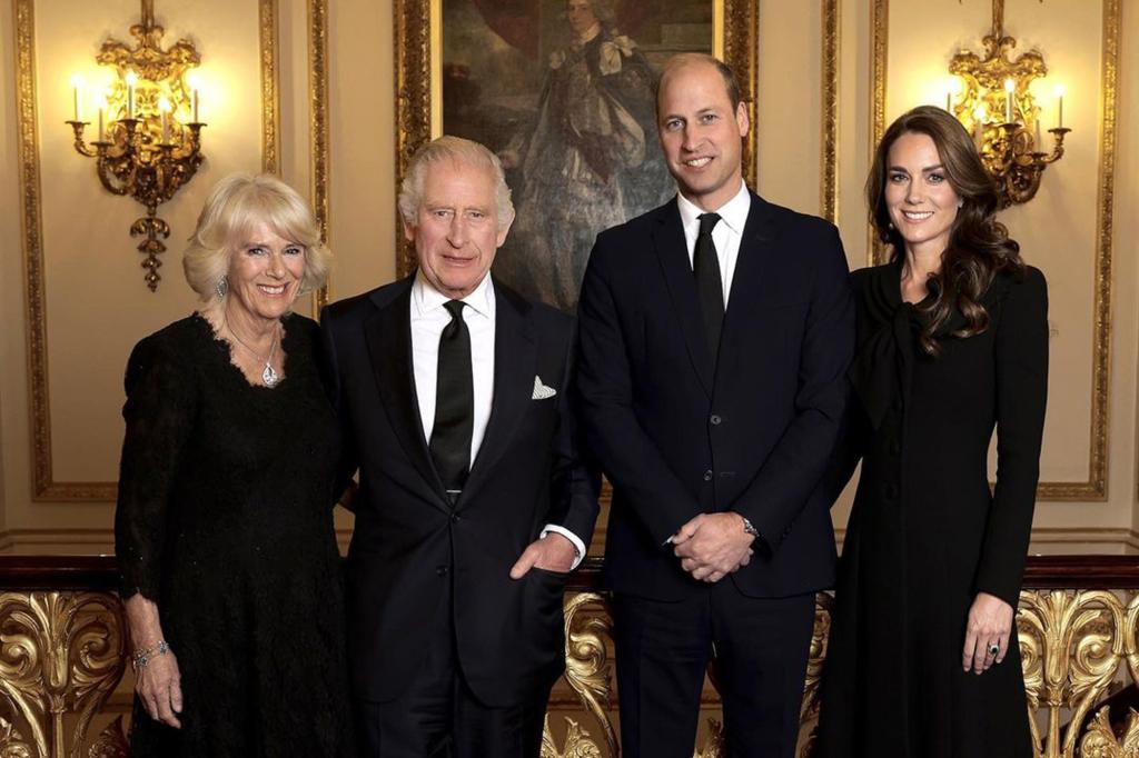 Família real publica nova foto do rei Charles, Camilla, William e Kate
