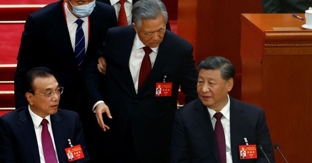 Hu Jintao é escoltado para fora do Congresso do Partido Chinês