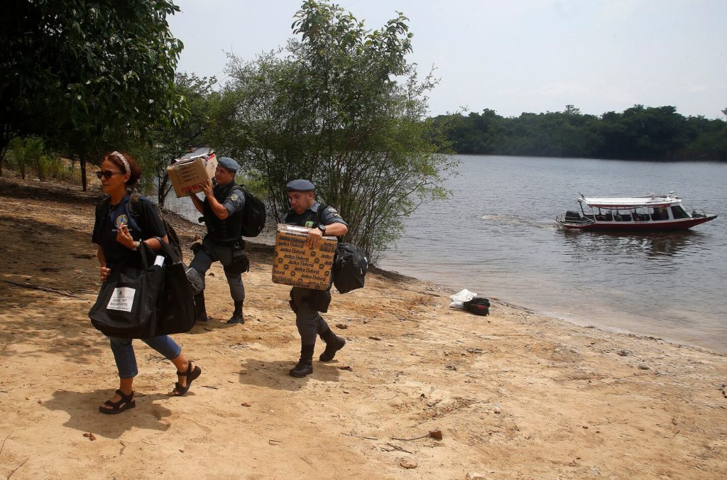 Na Amazônia brasileira, uma jornada de 1.000 milhas para que as pessoas possam votar