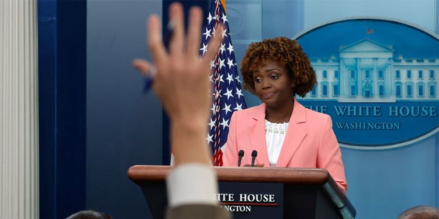 A secretária de imprensa da Casa Branca, Karen Jean-Pierre, fala aos repórteres durante o briefing diário na Brady Press Briefing Room da Casa Branca em 28 de setembro de 2022 em Washington, DC.