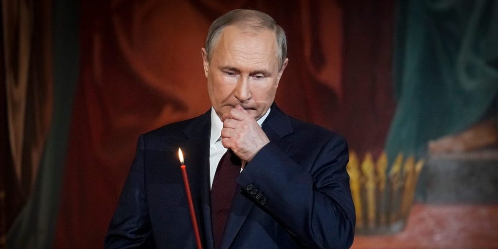 Putin completa 70 anos na Rússia isolada e humilhada em meio a derrotas militares