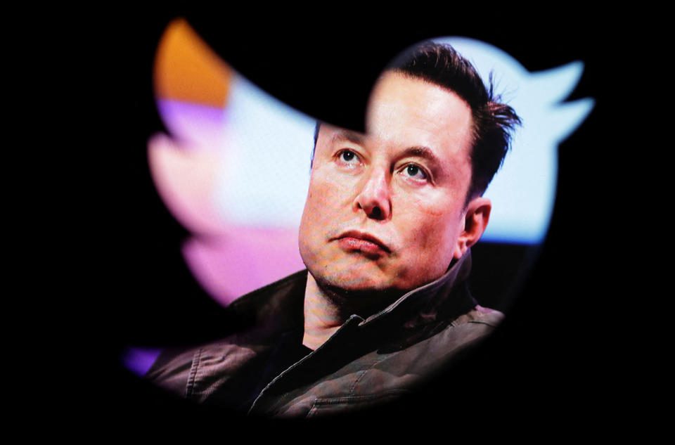 A imagem de Elon Musk é vista através do logotipo do Twitter nesta ilustração tirada em 28 de outubro de 2022. REUTERS/Dado Ruvic/Illustration