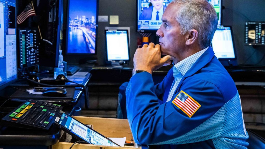 O S&P 500 caiu na segunda-feira, com Wall Street respirando após sua melhor semana desde junho