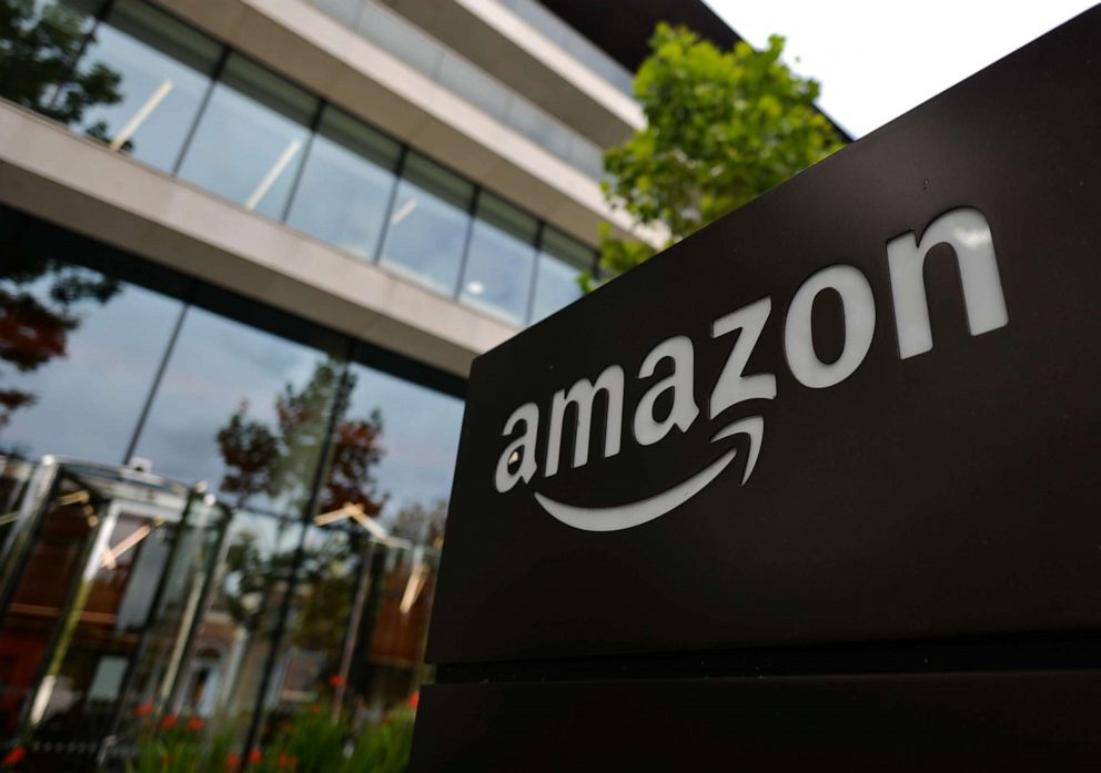 Foto: O logotipo da Amazon aparece na entrada do Edifício Shannon da Amazon em Dublin.
