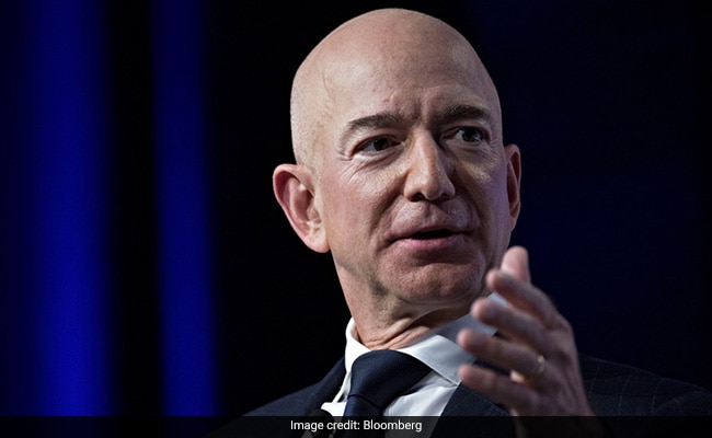 Jeff Bezos alerta para uma recessão, aconselhando as pessoas a não comprar televisores e geladeiras nesta temporada de festas