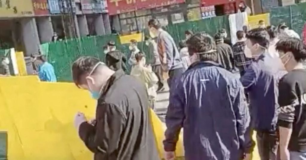 Homens armados com bastões quebram câmeras de segurança em fábrica de iPhone na China