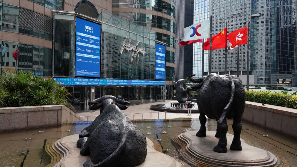 Ações de Hong Kong saltam após China reduzir período de quarentena, mais de 7%