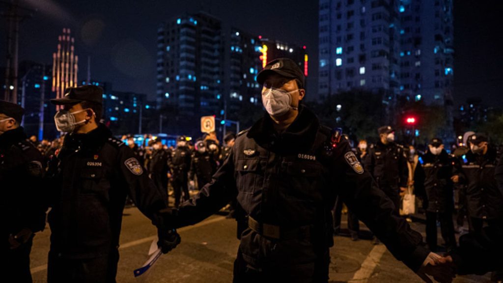 Analista diz que protestos na China podem levar a reinado 'mais autoritário' de Xi