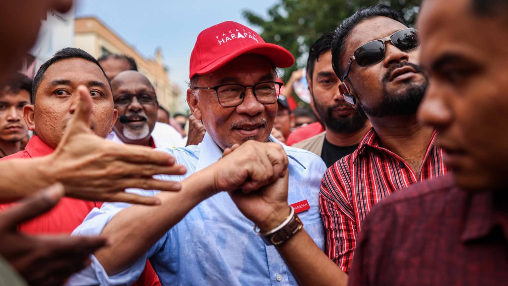 Anwar Ibrahim faz história como o 10º primeiro-ministro da Malásia