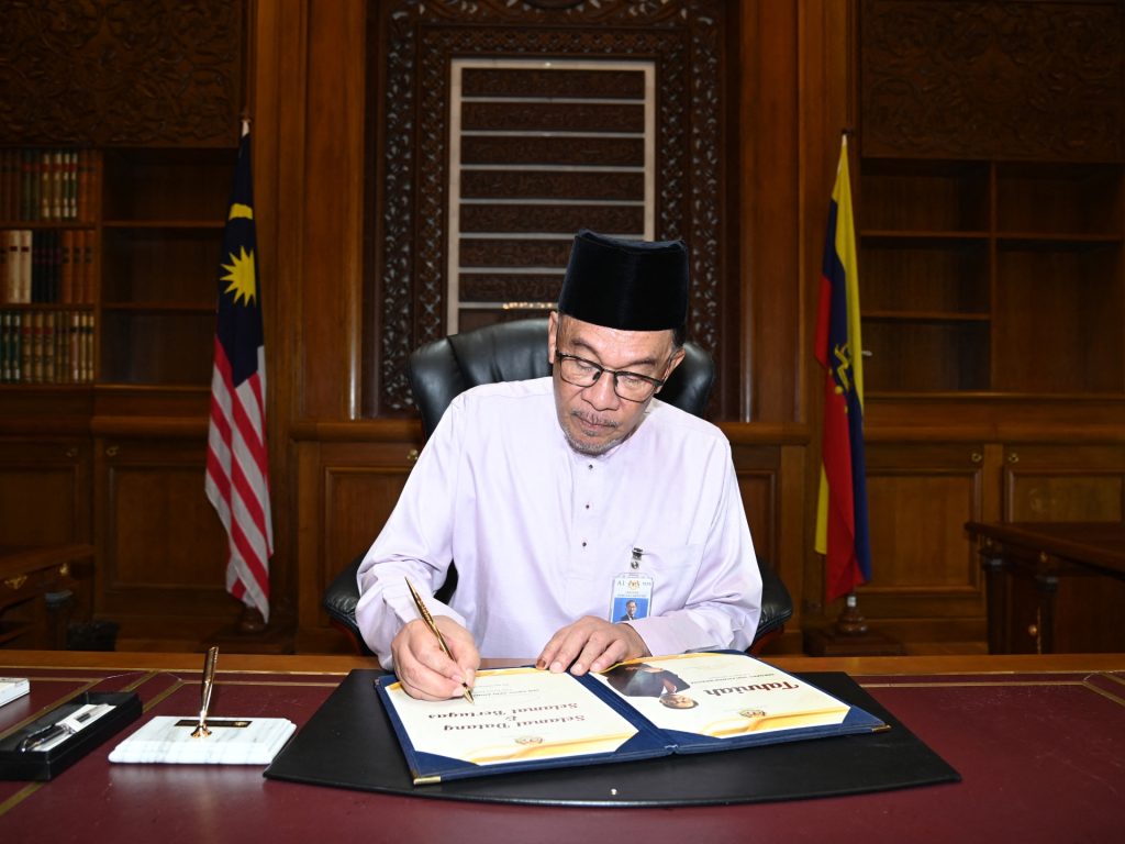 Anwar começa a trabalhar na Malásia, prometendo um governo inclusivo |  notícias eleitorais