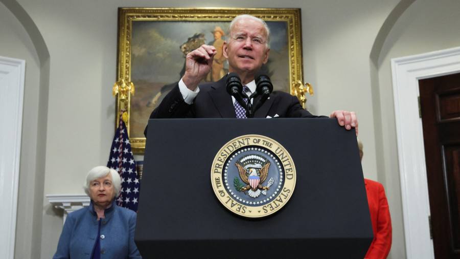 Biden afirma que empresas de petróleo estão 'se aproveitando da guerra' enquanto ele lança um imposto inesperado