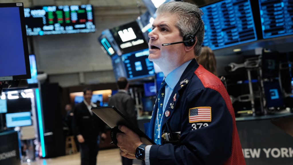 Futuros de ações caem enquanto Wall Street aguarda resultados de médio prazo