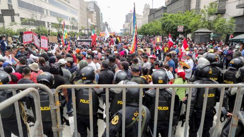 Policiais montam guarda enquanto pessoas se reúnem do lado de fora do Congresso do Peru depois que o presidente Pedro Castillo disse que dissolveria a assembleia em 7 de dezembro.