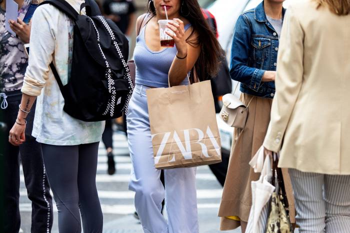 Uma compradora carrega uma bolsa da Zara em Nova York