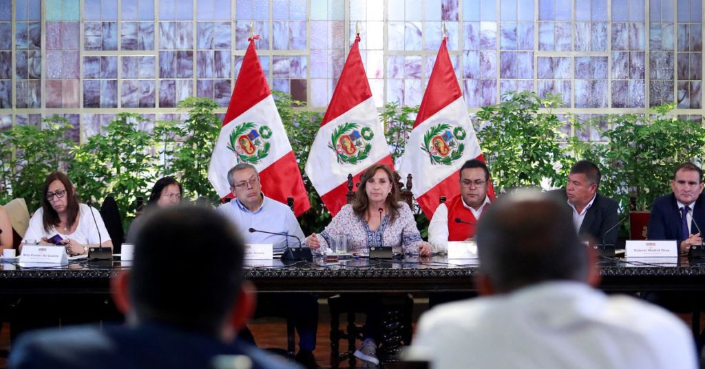 Presidente do Peru pede ao Congresso que prossiga com eleições em meio a protestos mortais