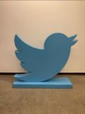 estatua azul do twitter 