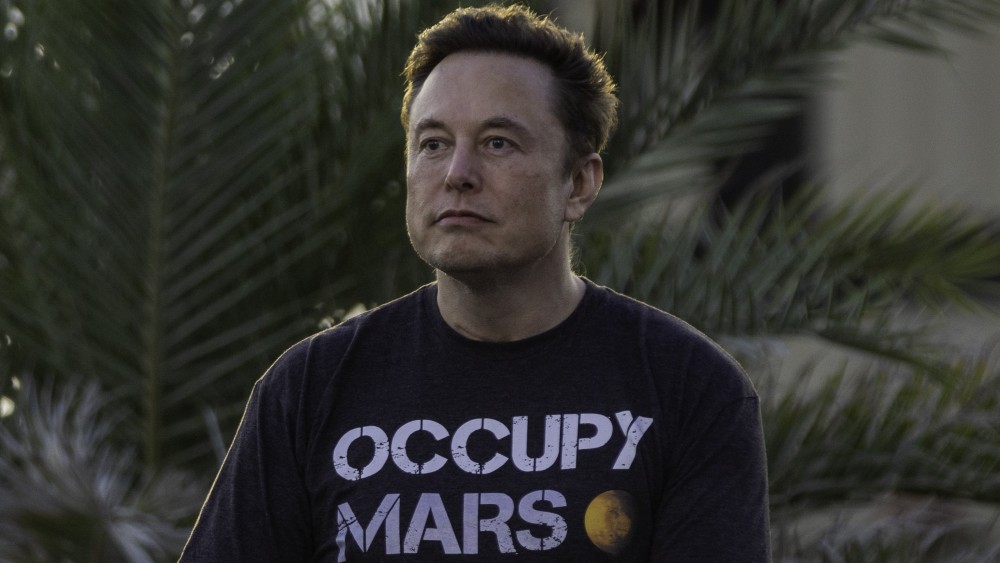 Musk restabelece jornalistas e bane acusações de 'Doxxing'